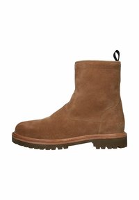 Botas de tobillo de ante marrón con un acabado suave, suela de goma resistente y una lengüeta en la parte posterior para facilitar su uso.