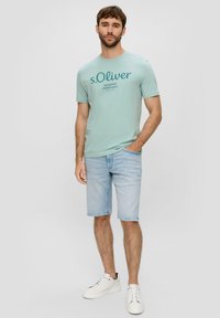 s.Oliver MIT GROSSEM LABEL - T-shirt print - salbeigrün