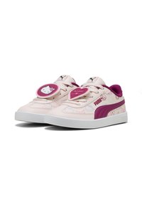 Sneakers Puma in pelle rosa chiaro con suole in gomma bianca. Le caratteristiche includono accenti viola, grafiche di Hello Kitty e una toppa decorativa rotonda.