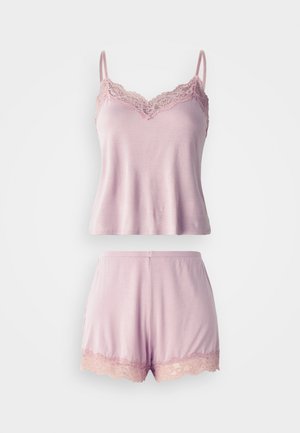 Camisole rose clair avec dentelle au niveau du décolleté, associé à un short assorti avec des accents en dentelle à l'ourlet. Tissu doux et léger.
