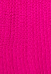 Tecido de malha fúxia com textura de nervuras horizontais, exibindo uma superfície lisa e costura uniforme em toda a extensão.