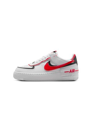Vita lädersneakers med röda och svarta detaljer, med perforerad tå, platta snörningar och en texturerad gummisula. "AIR" tryckt på hälen.