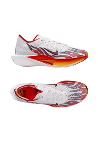 Scarpe da corsa bianche con una tomaia in rete, caratterizzate da motivi a fiamma rossi e neri, ammortizzazione ZoomX e una suola in gomma testurizzata.