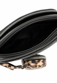 Borsa in pelle nera con due zip argentate, dotata di una tasca interna. C'è una piccola pochette a stampa leopardata con chiusura a zip attaccata.