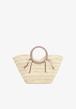 Sac fourre-tout en paille tissée avec un large haut, des poignées circulaires enveloppées et des cordons décoratifs noués en beige et brun.