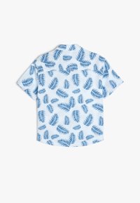 Camicetta a maniche corte in tessuto azzurro chiaro con un motivo ripetuto di foglie di palma in blu scuro, con orlo curvo e vestibilità comoda.