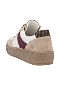 Sneaker in suede beige con accenti in pelle bordeaux, caratterizzato da una suola testurizzata e un dettaglio in stampa leopardata sul tallone.
