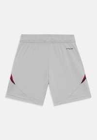 Bermudas deportivas de color gris claro con cinturilla elástica, acentos en burdeos y negro a los lados, y pequeño logo "AEROREADY" en la parte delantera derecha.