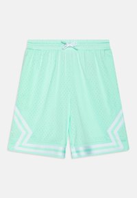 Mörkgröna atletiska shorts tillverkade av ventilerande meshmaterial. Har vita randiga detaljer och en dragsko i midjan.