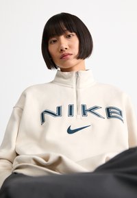 Nike Sportswear LOGO - Mikina - light orewood brown/white/armory navy