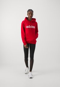 adidas Sportswear ESSENTIALS LINEAR - Pulover s kapuco - better scarlet