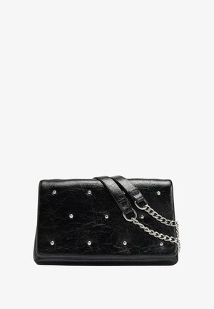 Czarna, fakturowana torebka wykonana z syntetycznej skóry z srebrnymi ćwiekami, odpinanym paskiem i akcentem w postaci srebrnego łańcuszka. Prostokątny kształt z błyszczącym wykończeniem.