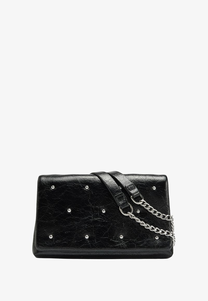 Czarna, fakturowana torebka wykonana z syntetycznej skóry z srebrnymi ćwiekami, odpinanym paskiem i akcentem w postaci srebrnego łańcuszka. Prostokątny kształt z błyszczącym wykończeniem.
