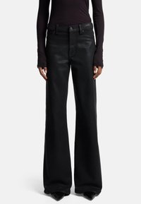 Pantaloni neri a gamba larga in pelle con vita alta, dotati di chiusura frontale a bottone e tasche, dalla texture liscia e un leggero lucido.
