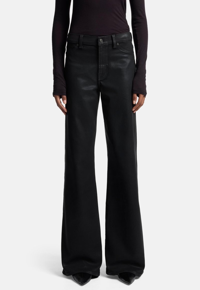 Pantaloni neri a gamba larga in pelle con vita alta, dotati di chiusura frontale a bottone e tasche, dalla texture liscia e un leggero lucido.