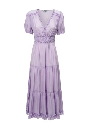 Robe lilas à volants en tissu léger, avec des manches courtes bouffantes, des volants le long du décolleté et de l'ourlet, et une taille élastique.