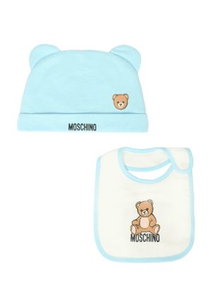 Błękitny kapelusz z uszami misia oraz dopasowany śliniak, oba z ilustracjami misia i czarnym napisem "MOSCHINO".