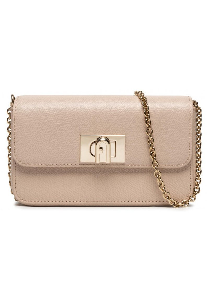 Beige kožená crossbody taška se zlatým zapínáním, řetízkem a texturovaným povrchem. Má obdélníkový tvar a minimální detaily.