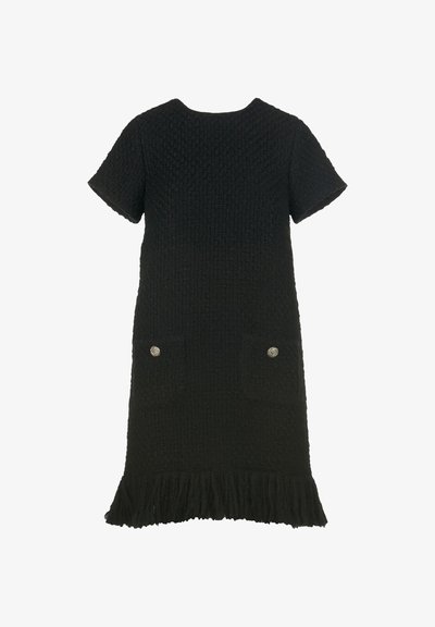 Čierne šaty s krátkymi rukávmi, textúrovaná tkanina, dve predné vrecká s dekoratívnymi gombíkmi a strapcový lem na spodnej strane.