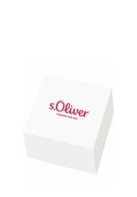 Biały prostokątny pudełko o gładkiej powierzchni, z czerwoną napis „s.Oliver FASHION FOR LIFE” nadrukowanym z przodu.