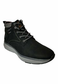 Botas de tobillo de ante negro con suela de goma gris. Cuentan con cordones redondos, cuello acolchado y detalles en rojo y gris en el interior.