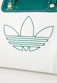 adidas Originals MINI BOWLING - Mala de mão - off white/collegiate green