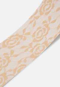 Čipkast rub u svijetloj bež boji s cvjetnim uzorkom ruže, s delikatnom mrežastom teksturom i mekim završetkom, dizajniran za dekorativnu upotrebu.