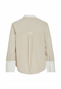 Gestreepte shirt in beige en wit, met een witte kraag en manchetten, een rugplooi en verticale streepjes voor textuur.
