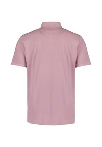 Korte mouwen polo-shirt in stofroze. Glad katoen, klassieke kraag en een eenvoudig, strak ontwerp zonder extra patronen of accenten.