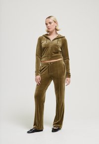 Juicy Couture MADISON - Cipzáras pulóver - dark olive