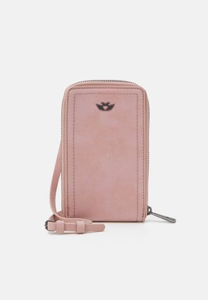 Portafoglio in pelle rosa chiaro con zip, caratterizzato da un design sottile, una tracolla e un piccolo emblema nero al centro in alto.