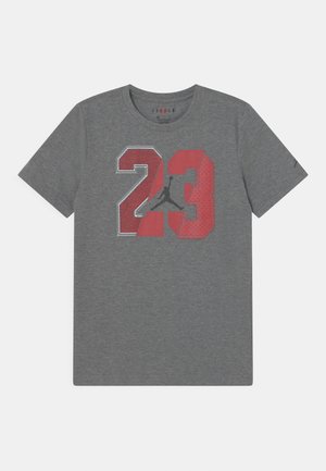 Grå kortærmet T-shirt med stort rødt og sort nummer 23 og en silhouette af en basketballspiller på forsiden.