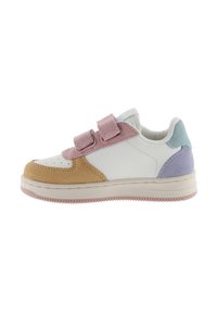 Sneaker bianco con accenti pastello in rosa, blu e beige. Realizzato in pelle e camoscio, presenta due cinture in velcro e una suola in gomma testurizzata.