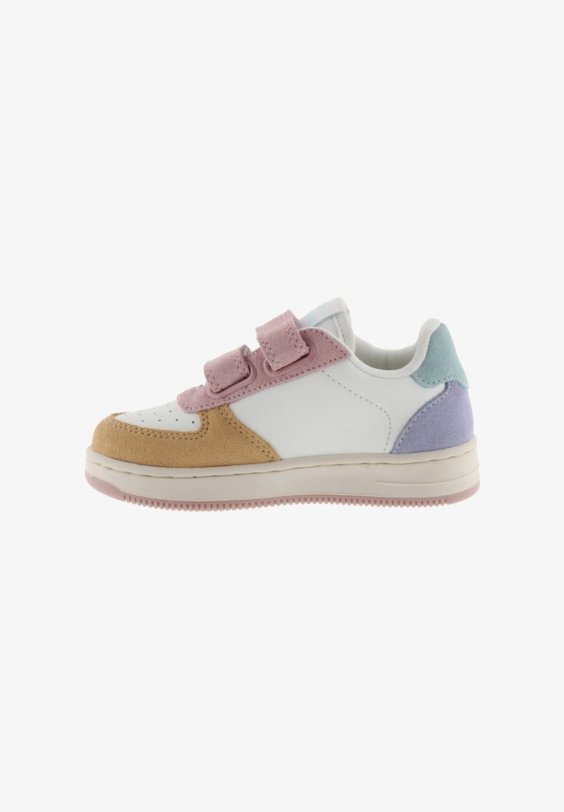 Sneaker bianco con accenti pastello in rosa, blu e beige. Realizzato in pelle e camoscio, presenta due cinture in velcro e una suola in gomma testurizzata.