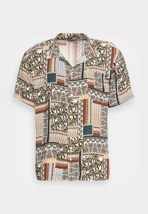 Kurzärmeliges Hemd mit Knopfleiste und Kragen, mit einem Patchwork-Muster aus Palmblättern, Streifen und geometrischen Designs in Braun, Beige und Grün.