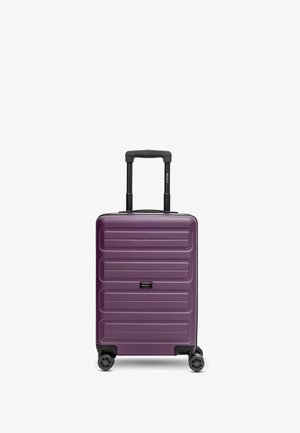 Valigia rigida viola con quattro ruote girevoli nere e un manico telescopico nero estensibile.