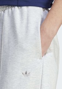 adidas Originals Teplákové kalhoty - light grey