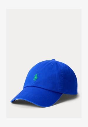 Cappellino da baseball in cotone blu con visiera curva. Presenta un logo verde ricamato sul pannello frontale e fori di ventilazione sui lati.