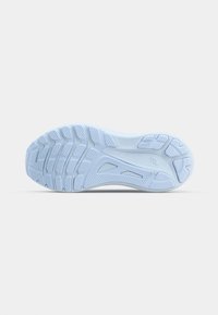 Suola di scarpa sportiva blu chiaro con battistrada testurizzato, caratterizzata da motivi angolari e scanalature di flessione per aderenza e flessibilità.