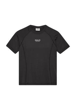 Sort fugttransporterende t-shirt med korte ærmer, rund hals og kontrasterende syninger. Foran er logoet "HALO" i hvid.