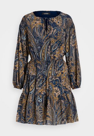 Pitkähiha, tummansininen mekko paisley-kuvioilla kullassa ja vaaleansinisessä. Ominaisuuksiin kuuluu pyöreä pääntie ja elastinen vyötärö rypytetyllä helman osalla.