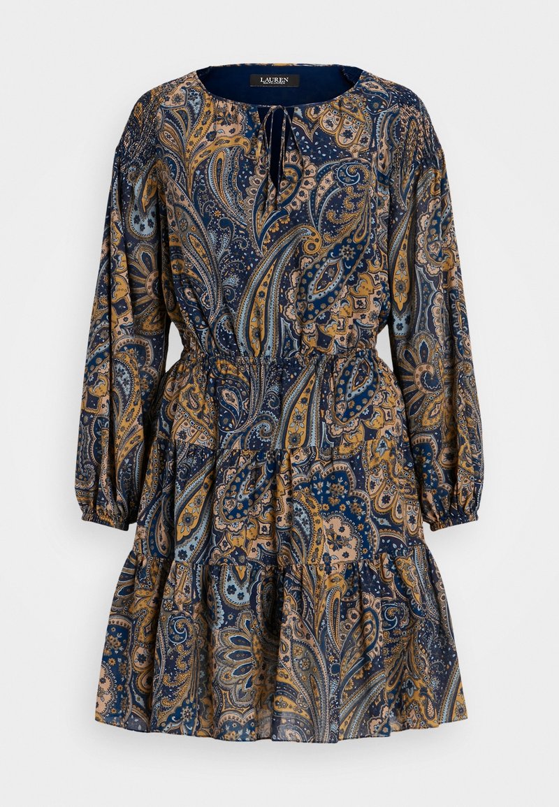 Dlouhé rukávy, tmavě modré šaty s paisley vzorem ve zlaté a světle modré barvě. Mají kulatý výstřih a elastický pas s volánkovým lemem.