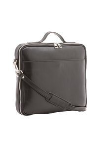 Borsa in pelle nera a forma quadrata, con cerniera argentata e tracolla regolabile. Presenta una maniglia superiore e una superficie liscia.