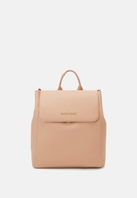 Sac à dos en cuir pêche avec un design structuré, rabat repliable, détails en métal doré et une poignée supérieure pour le port.