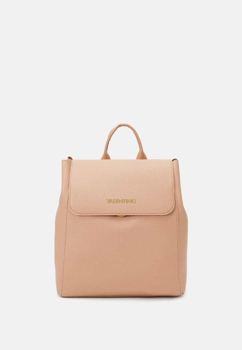 Sac à dos en cuir pêche avec un design structuré, rabat repliable, détails en métal doré et une poignée supérieure pour le port.