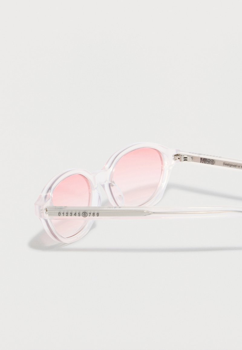 Occhiali da sole rotondi e trasparenti con montatura trasparente e lenti sfumate rosa, con dettaglio di design numerico sull'asta.