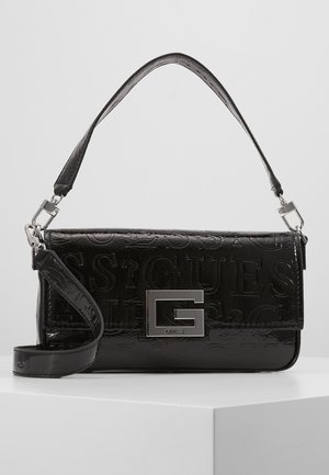 Czarna błyszcząca torba na ramię z wytłaczanym wzorem logo, srebrną klamrą "G" oraz odpinanym paskiem na białym tle.