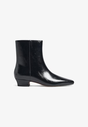 Melna potīte, kas izgatavota no spīdīgas ādas ar norādītu purngalu un zemu kvadrātveida papēdi; gluda virsma bez redzamām rakstu vai stiprinājumu detaļām.