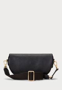 Μαύρη δερμάτινη τσάντα χιαστί με καμπύλο σχήμα, μαγνητικό κλείσιμο και χρυσές λεπτομέρειες. Περιλαμβάνει ρυθμιζόμενο καφέ υφασμάτινο λουρί.