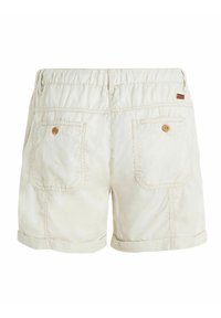 Pantaloni corti casual beige con vita elasticizzata, due tasche posteriori e dettagli con bottoni. Il tessuto sembra leggero con una lieve lucentezza.